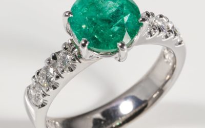 119316 : Emerald & Diamond Ring