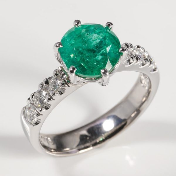 18 carat white gold emerald and diamond ring