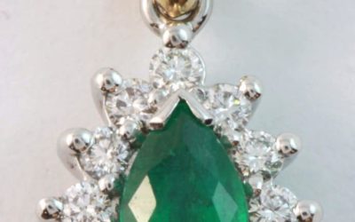 120033 : Pear-shaped Emerald & Diamond Pendant