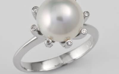 118980 : 18 Carat White Gold South Sea Pearl & Diamond RIng