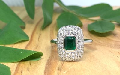 c120849 : 18 Carat White Gold Emerald & Diamond Ring
