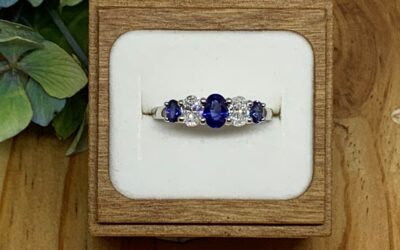 c120921 : 18 Carat White Gold Sapphire & Diamond Ring